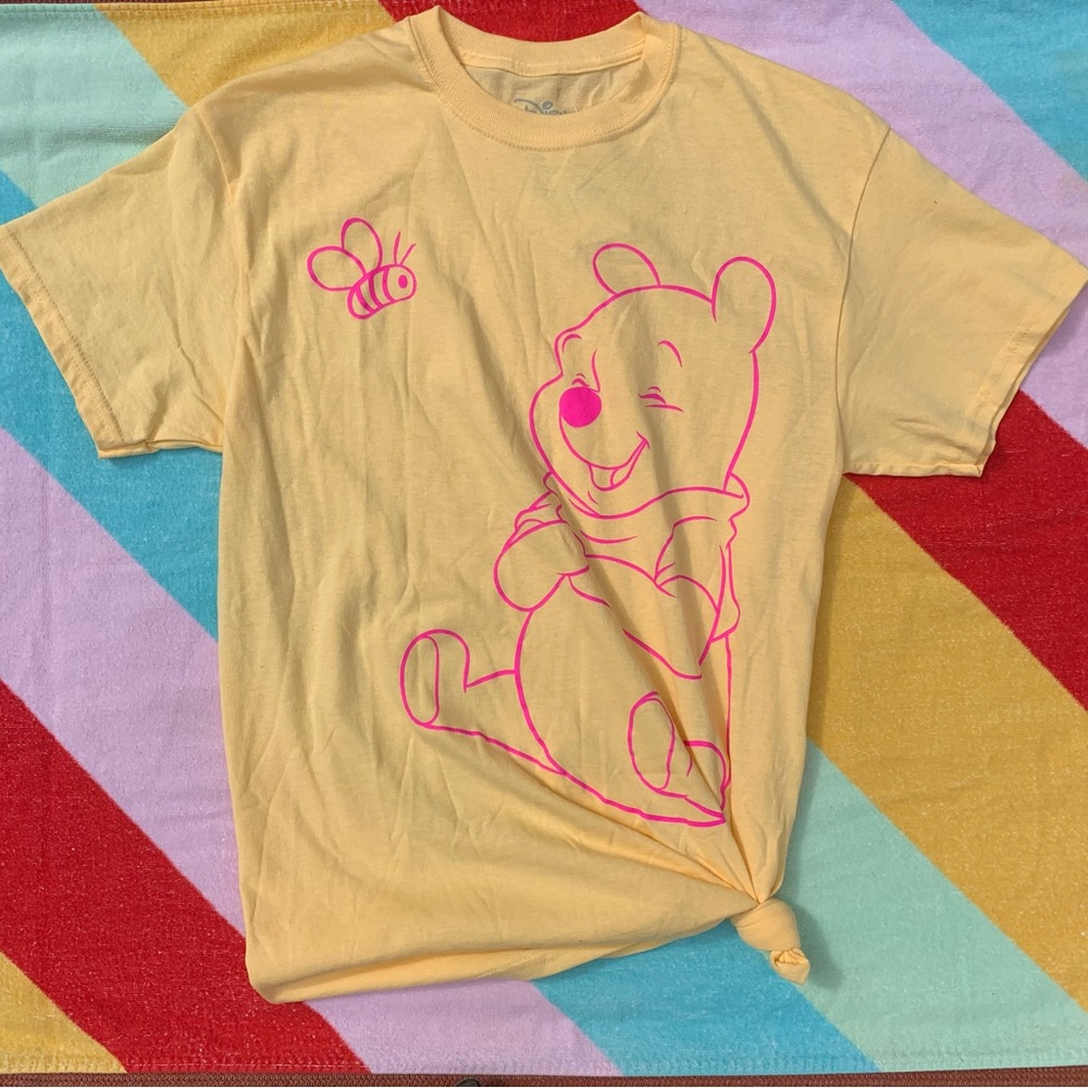 Disney Winnie The Pooh & Bee 🐝 Pale Yellow Graphic Tee w/ Side Knot 🍯 NWT sz M - Picture 2 of 6